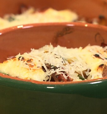 Gegratineerde paprika met basilicum en geitenkaas