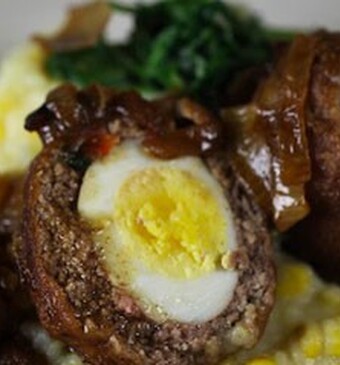 Verrassingsgehaktbal met maïsstamppot en spinazie