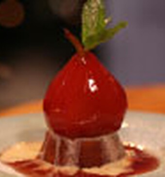 Kaneelcakejes met vanille-ijs en stoofpeertjes