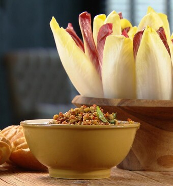 Witlofblaadjes met blue cheese dip en tapenade