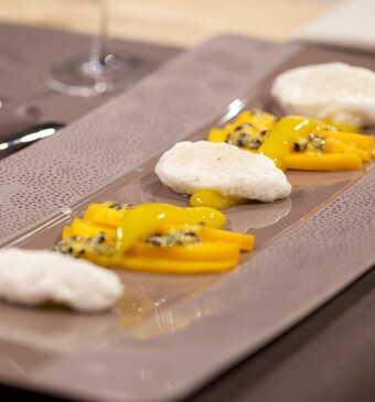 Tropische sneeuweieren met mango coulis