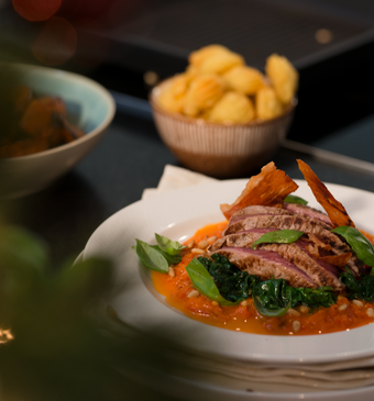 Biefstuk met paprikasaus en Parmaham