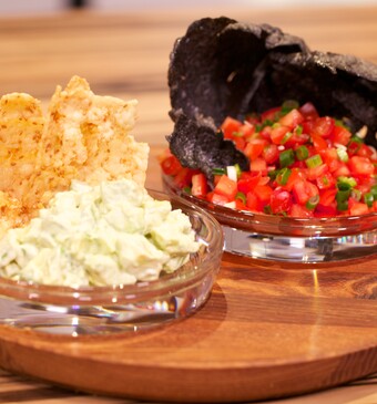 Zelfgemaakte kroepoek met avocadodip en tomatendip