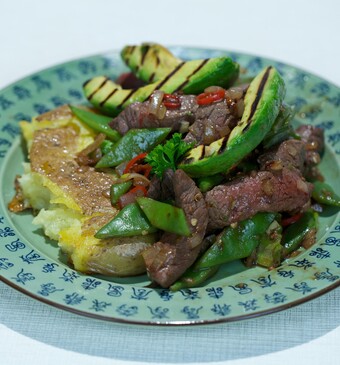 Pittige rundvleesreepjes met pommes-prak en gegrilde avocado