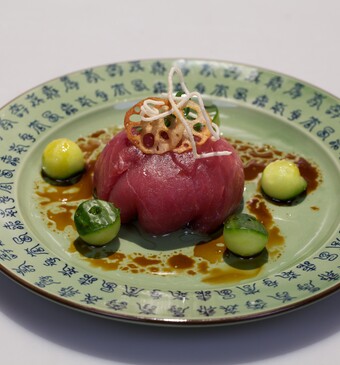 Tonijnbonbon met komkommersalade