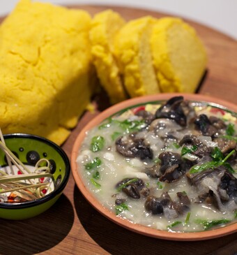 Caracoles de Natación (Zwemmende slakken) met maïsbrood uit Argentinië
