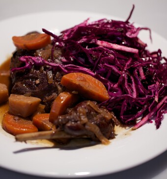 Gestoofde hazenbout met gemarineerde rode koolsalade
