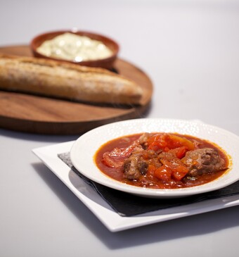 Tomaten coq au vin met saffraanmayonaise