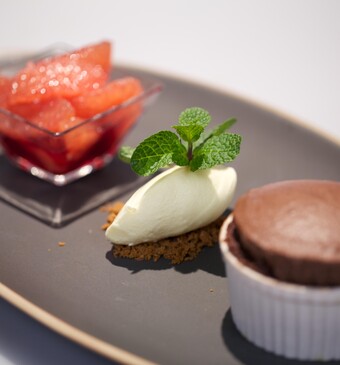 Chocoladesoufflé met gemarineerde grapefruit