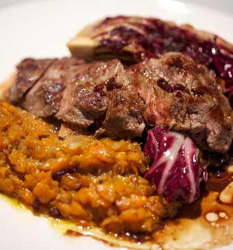 Gegrilde entrecote en radicchio met wortelcompote