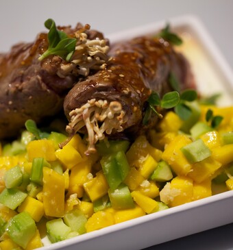 Ribeye-rolletjes met paddenstoelen & mango-komkommersalade
