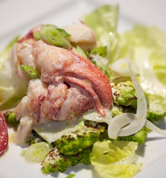 Kreeft met anijssaus en gegrilde romanesco-salade