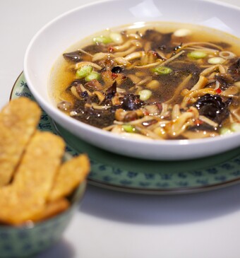 Vegetarische shiitake-bouillon met tempehchips