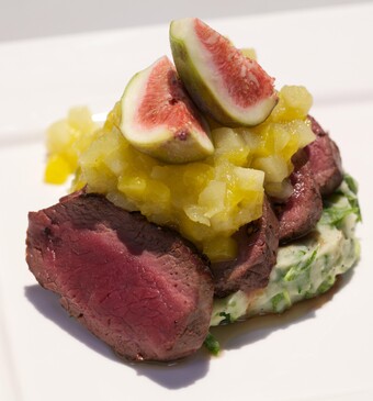 Gemarineerde hertenrugfilet met puree van raapsteeltjes en mangocompote