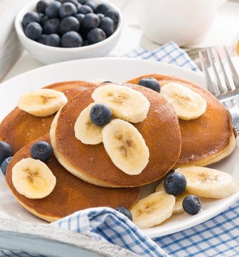 Gember-kokospannenkoeken met banaan en blauwe bessen 