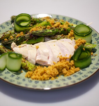 Malse kipfilet met krokante asperges en kerriekruim