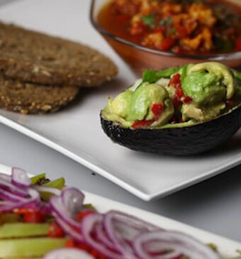 Avocado gevuld met coquilles, met Langosta Criolla en Chayotessalade