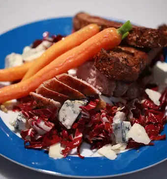 Maaltijdsalade van radicchio, gorgonzola en worst