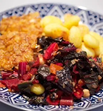 Kikkererwten-snijbietsalade met krokante kip