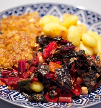 Kikkererwten-snijbietsalade met krokante kip