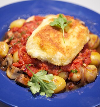 Patatas bravas met gebakken halloumi