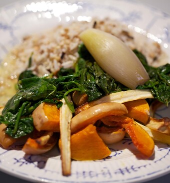Geroosterde groente met spinazie en sinaasappelsaus