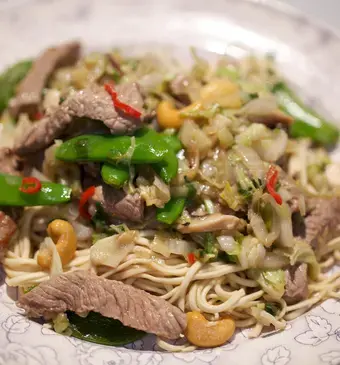 Biefstuk uit de wok met Chinese kool en shiitakes