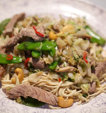 Biefstuk uit de wok met Chinese kool en shiitakes