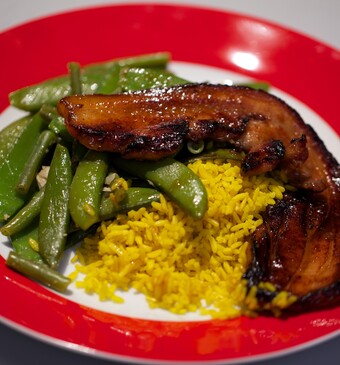 Gemarineerde speklappen met groente uit de wok