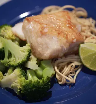 Aziatisch visje met broccolisalade