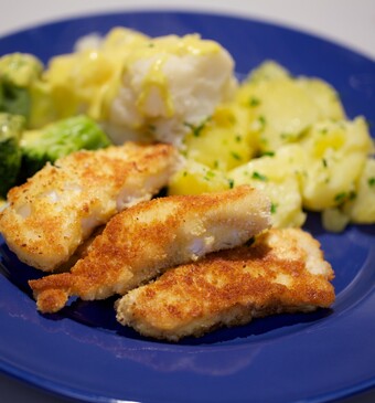 Visfrietjes met groente en zachte kerriesaus