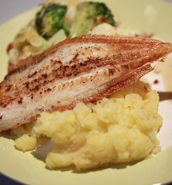 Gebakken sliptong met gegratineerde bloemkool en broccoli