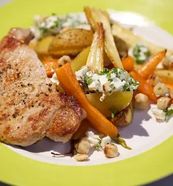 Geroosterde honinggroente met varkensfilet