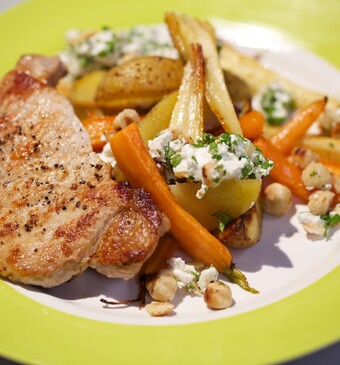 Geroosterde honinggroente met varkensfilet