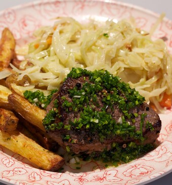 Pittige biefstuk met romige kool en ovenfrietjes