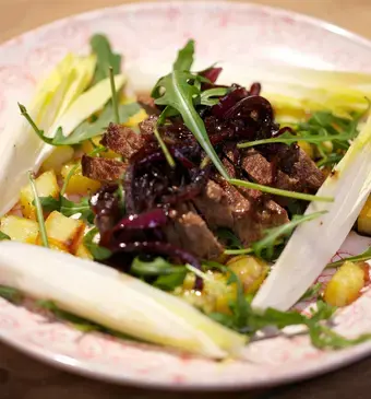 Biefstuk met balsamico-uien en witlof