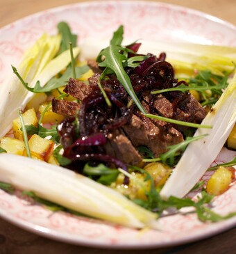 Biefstuk met balsamico-uien en witlof