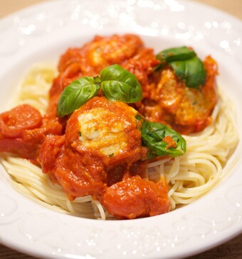 Spaghetti met ricottaballetjes in tomatensaus