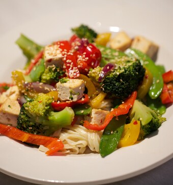 Oosterse wokschotel met zoete puntpaprika