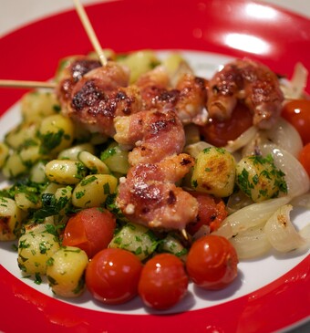 Geroosterde zoete uien met gamba-spek spiesen