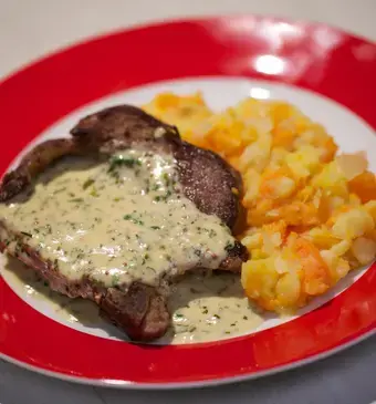 Peen en uien met karbonades en mosterdsaus