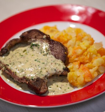 Peen en uien met karbonades en mosterdsaus