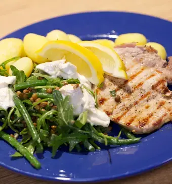 Gegrilde karbonades met linzensalade