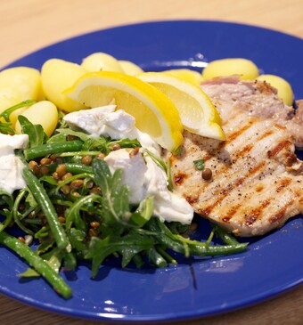 Gegrilde karbonades met linzensalade