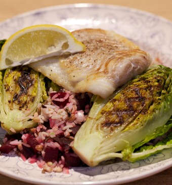 Kabeljauw met rode bietjes en gegrilde gemsla
