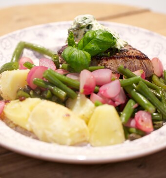 Biefstukken met basilicumboter en sperziebonen