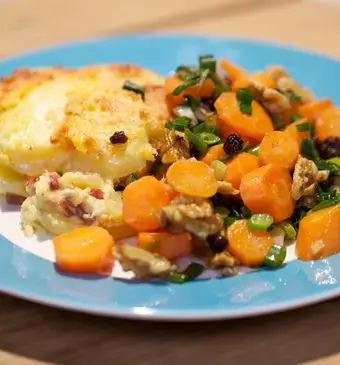 Aardappelgratin met zoete bospeensalade