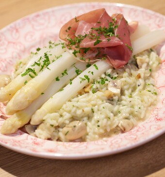 Hazelnotenrisotto met witte asperges