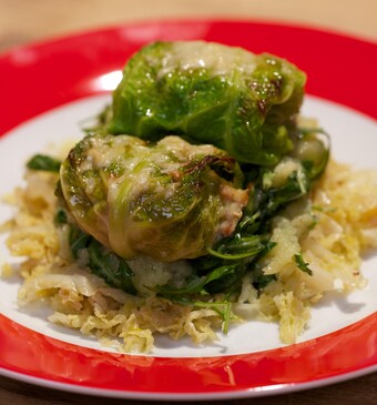 Involtini van groene kool met zoete aardappel-rucolapuree