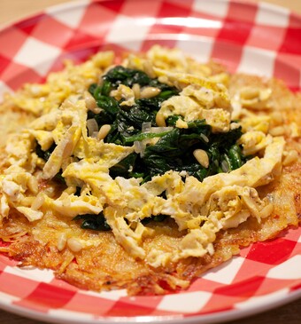 Spinazie met rösti en omeletreepjes